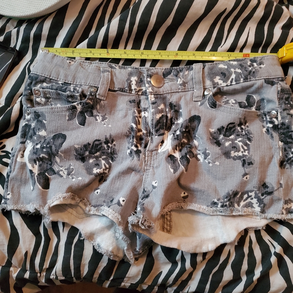 Great condition cute floral shorts